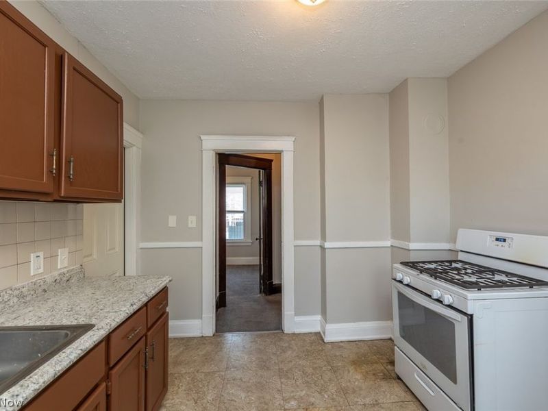 2215 W 101st Street, Cleveland, OH 44102 Photo 33