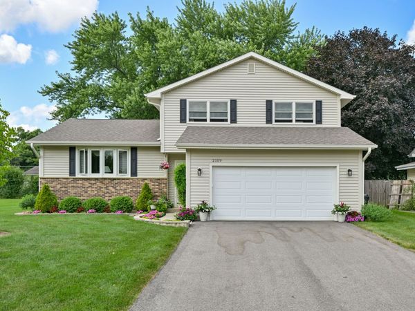 2109 Fairfield Road , Lindenhurst, IL 60046