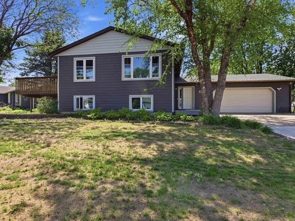 201 Anna Way, Harrisburg, SD 57032