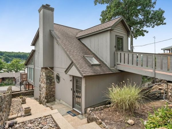 327 Squaw Trl, Hopatcong, NJ 07821
