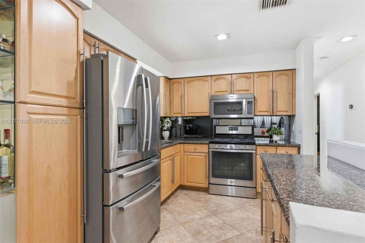 2485 NE 214th St , Miami, FL 33180 Photo