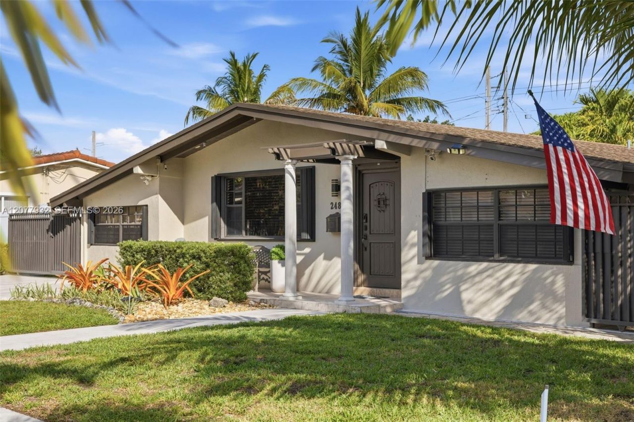 2485 NE 214th St , Miami, FL 33180 Photo