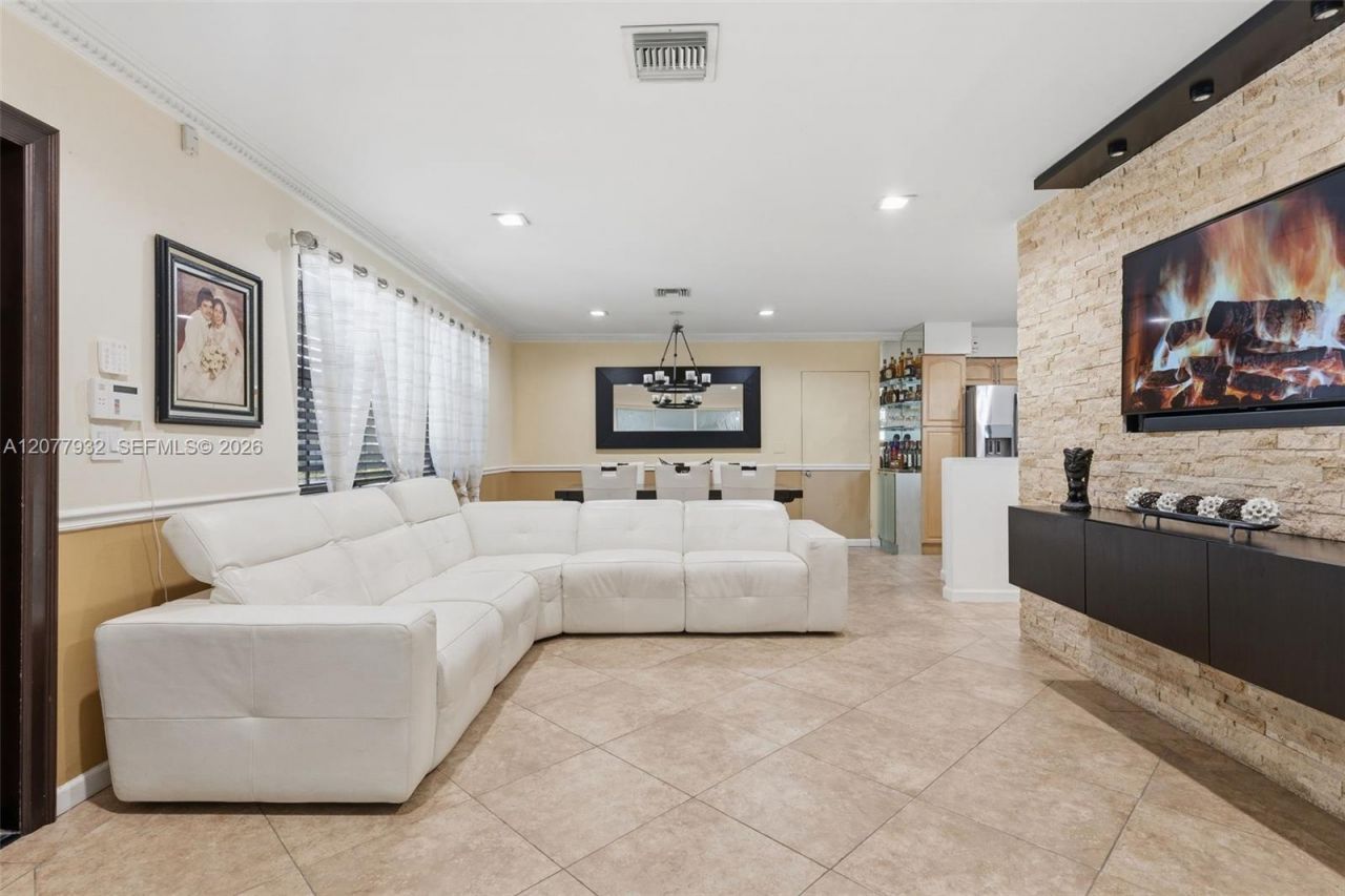 2485 NE 214th St , Miami, FL 33180 Photo