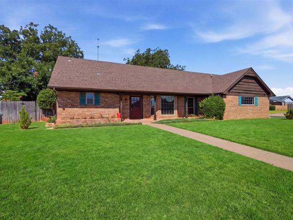 1619 Crestview Drive, Cordell, OK 73632