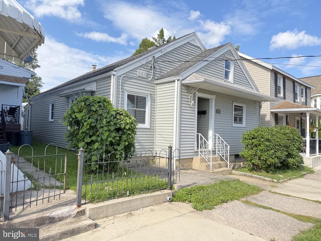 8 E HOLLAND STREET , SUMMIT HILL, PA 18250