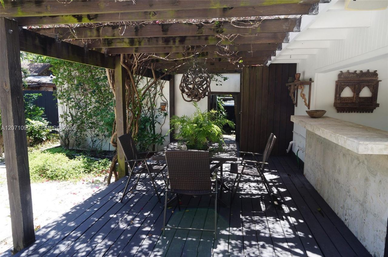 3596 Main Hwy, Miami, FL 33133 Photo