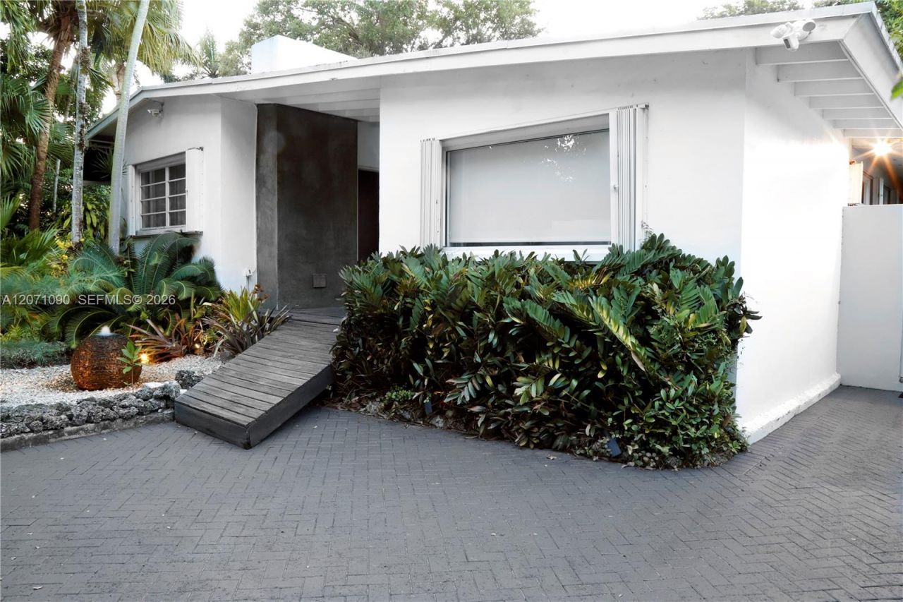 3596 Main Hwy, Miami, FL 33133 Photo