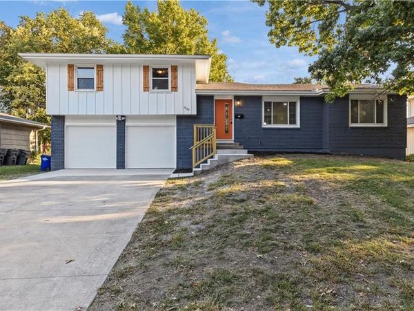 1202 E Ridgeway Drive, Olathe, KS 66106