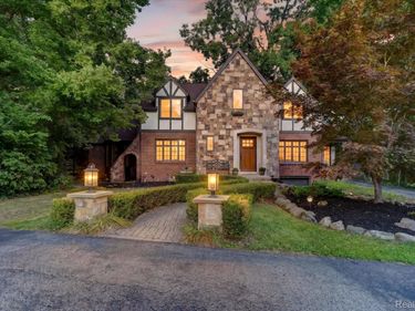 21125 Thorofare Road , Grosse Ile Township, Mi 48138