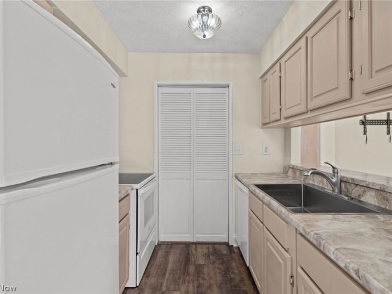 2542 Royal County Down, Unit A, Uniontown, OH 44685 Photo 12
