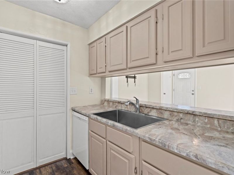 2542 Royal County Down, Unit A, Uniontown, OH 44685 Photo 16