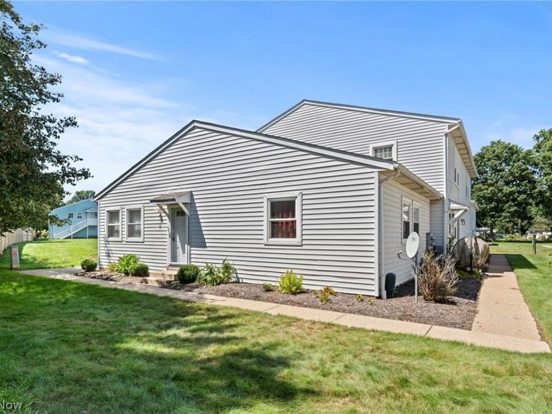 2542 Royal County Down, Unit A, Uniontown, OH 44685 Photo 2
