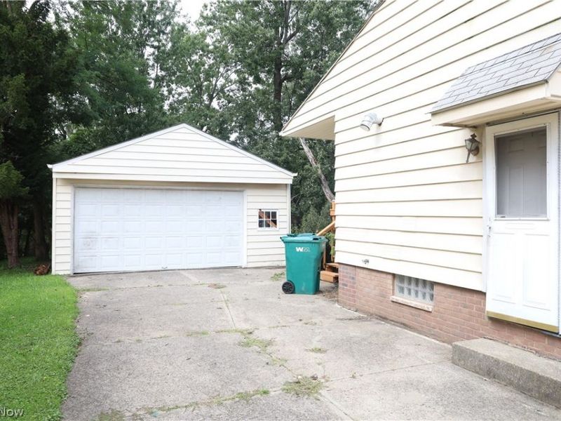 18613 Harlan Dr. Drive, Maple Heights, OH 44137 Photo 2