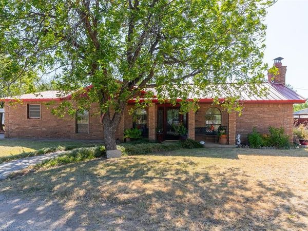 311 S Berthelot Street, Stamford, TX 79553