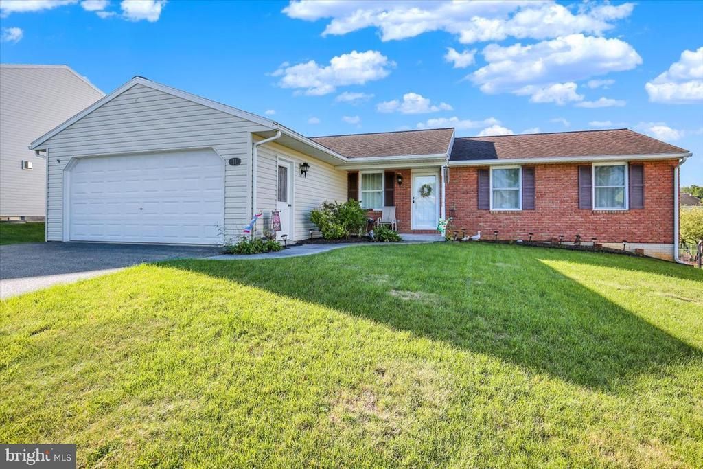 11 MEADOW DRIVE , NEWMANSTOWN, PA 17073