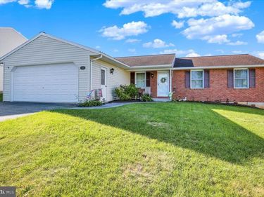 11 MEADOW DRIVE, NEWMANSTOWN, PA 17073