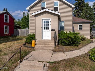 512 6TH Street W, Crookston, MN 56716