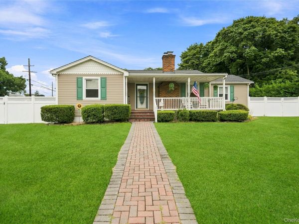 494 N Putnam Avenue , Lindenhurst, NY 11757