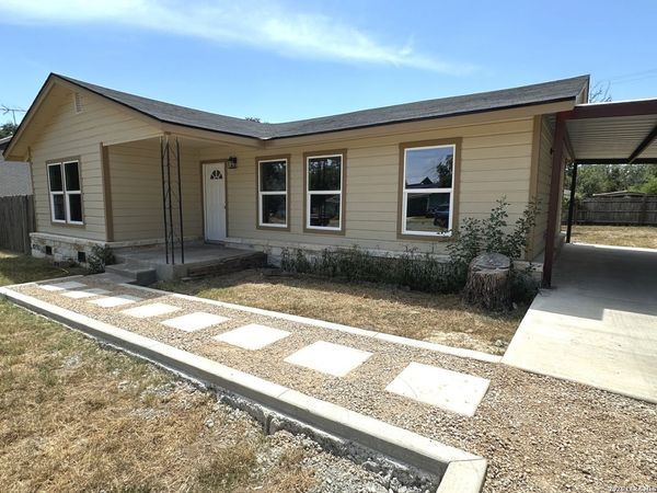 907 Dove Ave., Devine, TX 78016