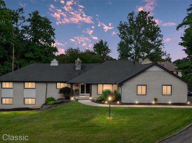 7048 Lindenmere Drive, Bloomfield Township, Mi 48301