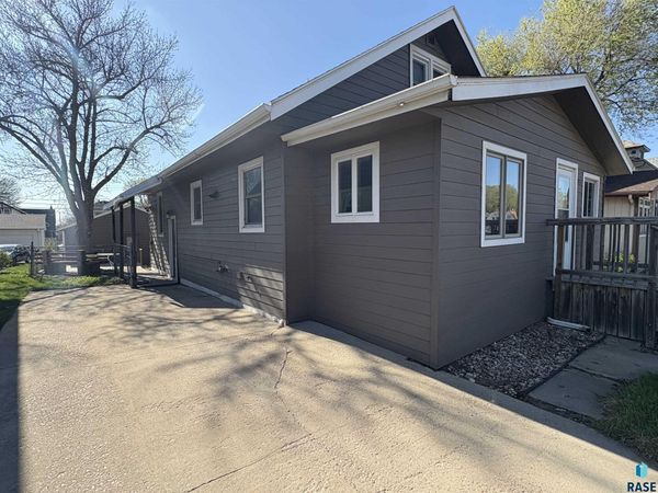 327 Cliff Ave, Sioux Falls, SD 57103