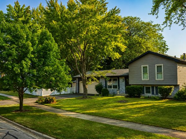 4 N Birchwood Drive , Naperville, IL 60540