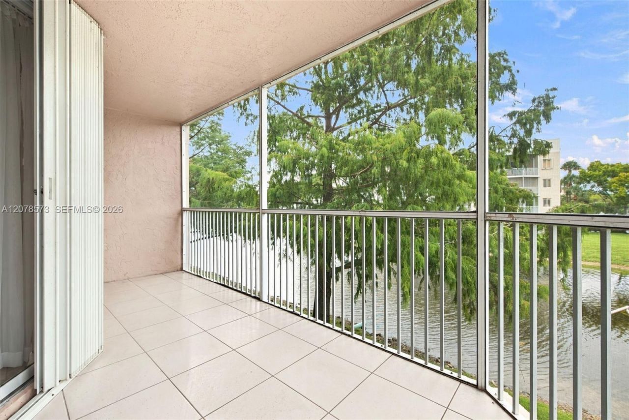 7647 Granville Dr , Unit 212, Tamarac, FL 33321 Photo
