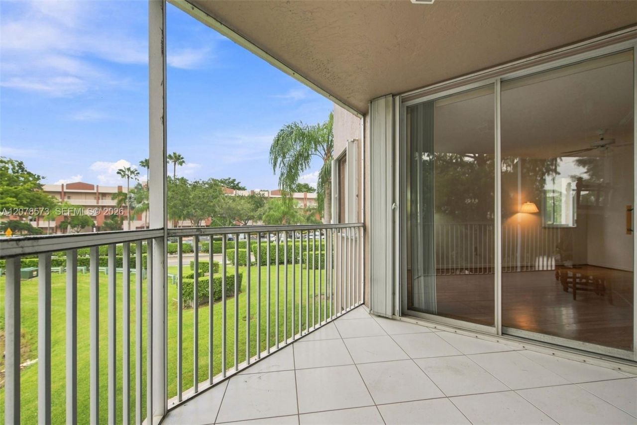 7647 Granville Dr , Unit 212, Tamarac, FL 33321 Photo