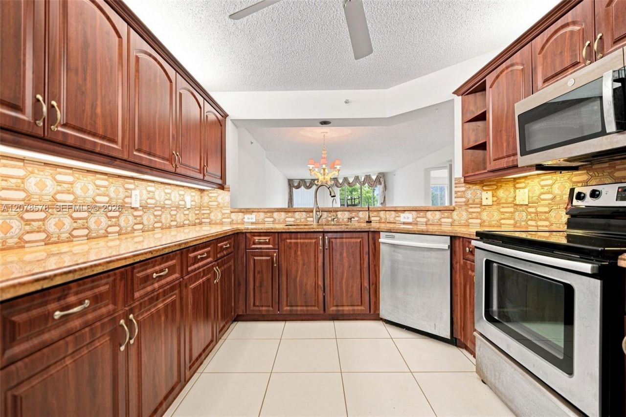 7647 Granville Dr , Unit 212, Tamarac, FL 33321 Photo