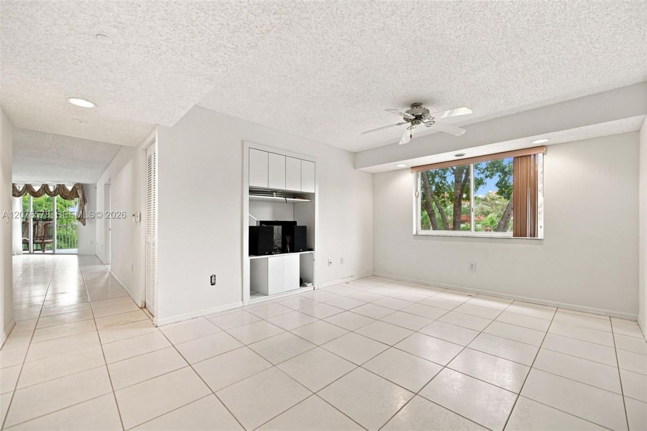 7647 Granville Dr , Unit 212, Tamarac, FL 33321 Photo