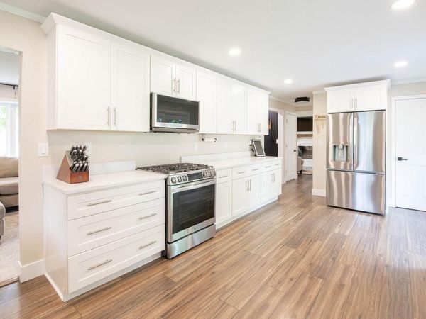 W358N5884 Surrey DRIVE, Oconomowoc, WI 53066