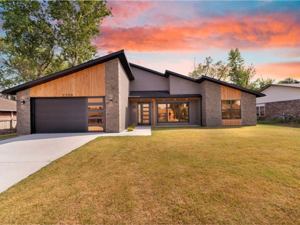 2708 W Gum Street , Rogers, AR 72758