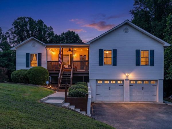 1115 Ridgecrest DR, Vinton, VA 24179
