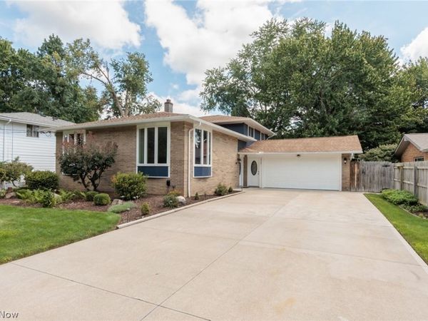 5337 Hampton Drive, North Olmsted, OH 44070