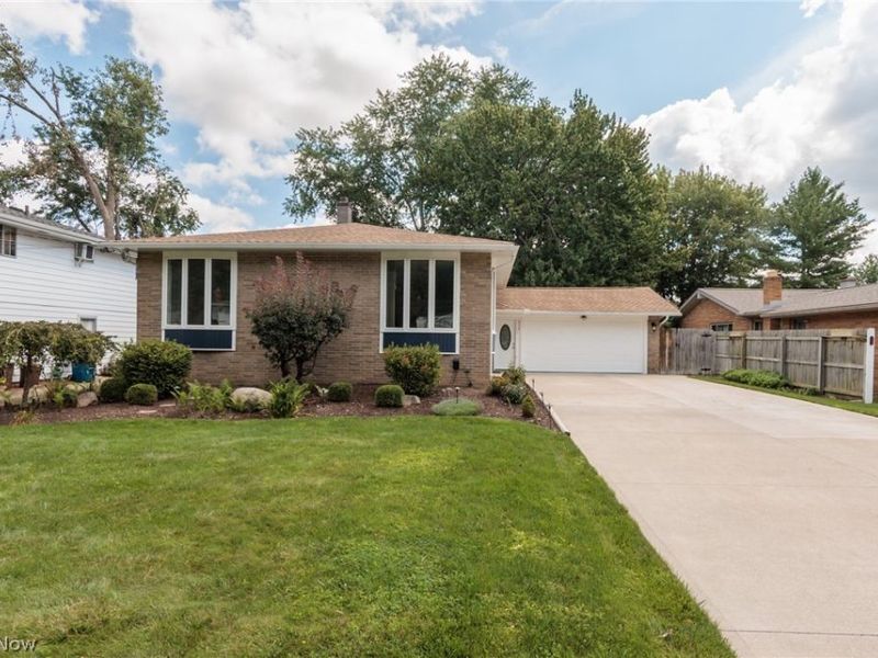 5337 Hampton Drive, North Olmsted, OH 44070 Photo 2