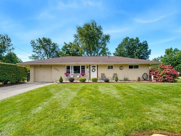 1342 Roseland Drive, Macedonia, OH 44056