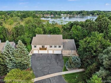 1035 Old Leake Court , Unit 17, Holly Village, Mi 48442