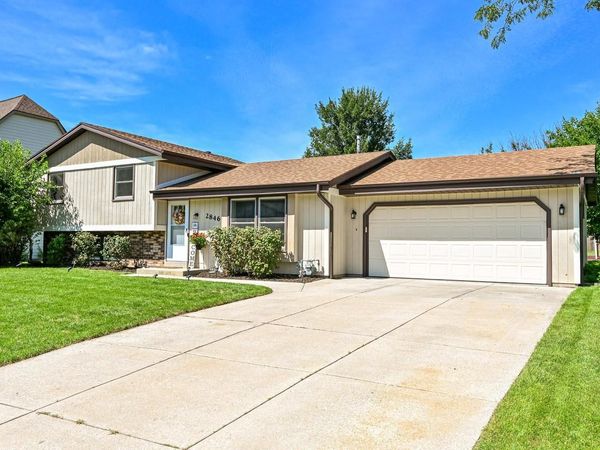 2846 W Briarwood DRIVE, Franklin, WI 53132