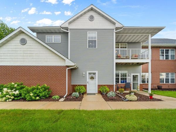 691 W Dekora STREET, Unit E, Saukville, WI 53080