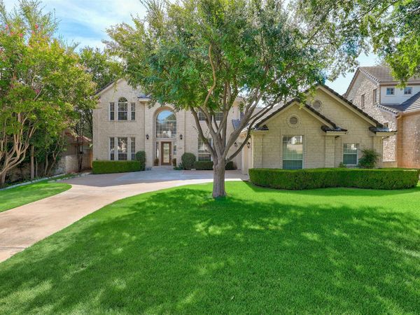 38 Tiburon DR, The Hills, TX 78738