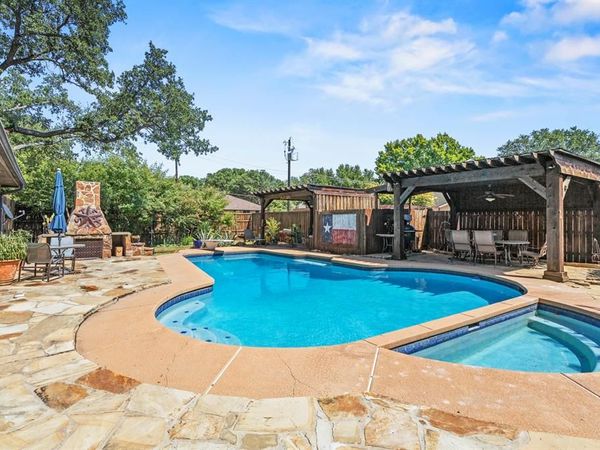 1946 Oakbluff Drive, Carrollton, TX 75007