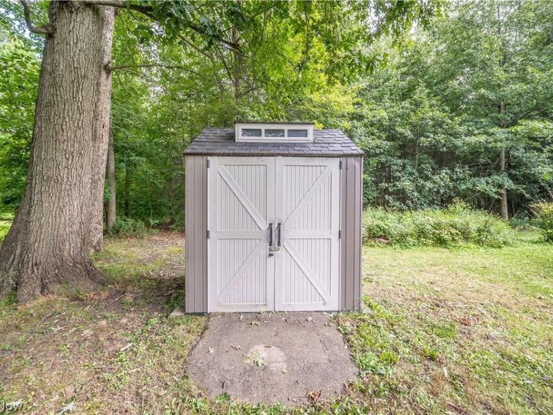 18018 Hillcrest Drive, Lake Milton, OH 44429 Photo 11
