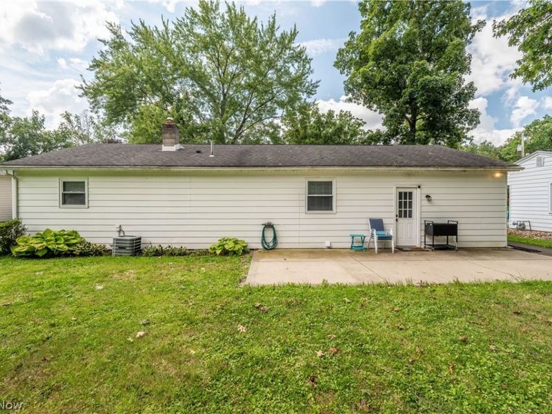 18018 Hillcrest Drive, Lake Milton, OH 44429 Photo 5
