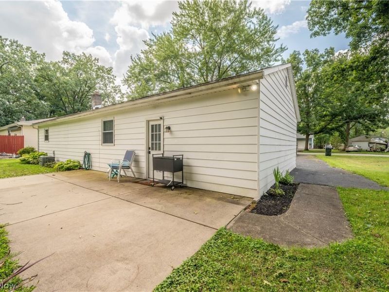 18018 Hillcrest Drive, Lake Milton, OH 44429 Photo 8