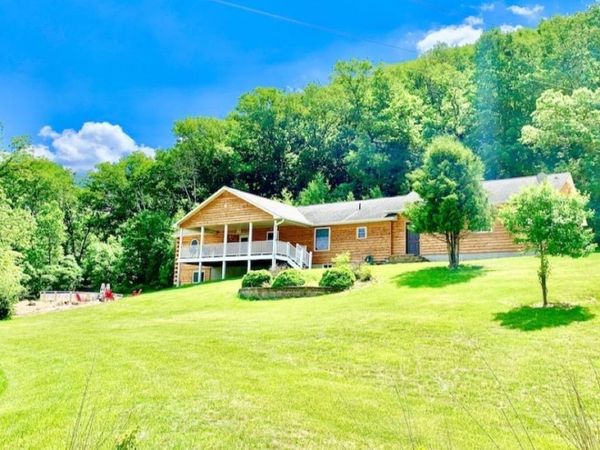 1411 Great River Road , Lansing, IA 52151