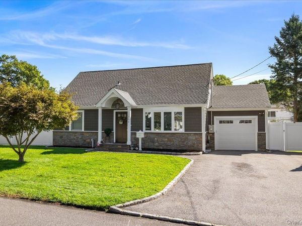 308 McCall Avenue , West Islip, NY 11795