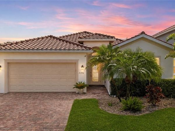 2390 Heydon CIR E, NAPLES, FL 34120