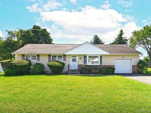 20 Sprucetree Lane , South Huntington, NY 11746