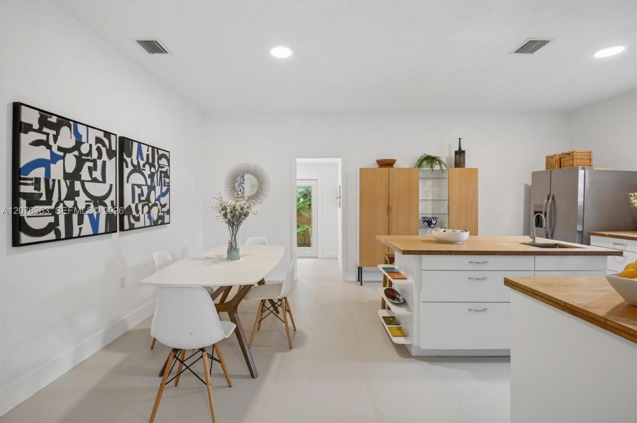 8230 NE 1st Pl, Miami, FL 33138 Photo