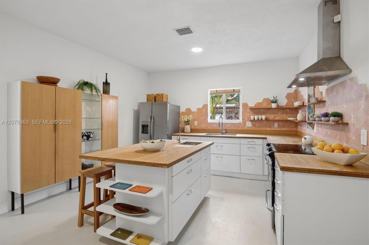8230 NE 1st Pl, Miami, FL 33138 Photo